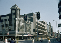 804270 Gezicht in de Lange Viestraat te Utrecht, vanaf de hoek met het Vredenburg, met in het midden het voormalige ...